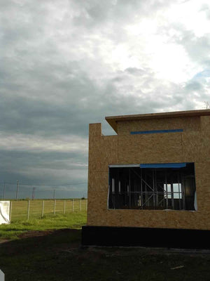 Revêtement des murs et du toit en OSB de 15 mm pour un modèle de maison de 250 mètres carrés thumbnail