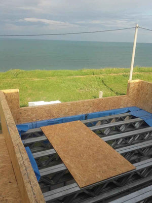 Revêtement des murs et du toit en OSB de 15 mm pour un modèle de maison de 250 mètres carrés thumbnail