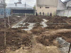 Plantation d'armatures et coffrage des poutres de fondation pour une maison métallique thumbnail