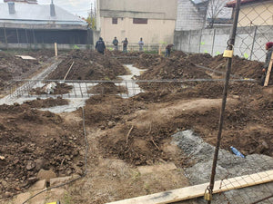 Plantation d'armatures et coffrage des poutres de fondation pour une maison métallique thumbnail