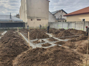 Plantation d'armatures et coffrage des poutres de fondation pour une maison métallique thumbnail