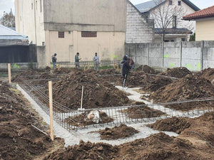 Plantation d'armatures et coffrage des poutres de fondation pour une maison métallique thumbnail
