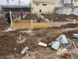 Plantation d'armatures et coffrage des poutres de fondation pour une maison métallique thumbnail
