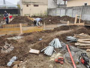 Plantation d'armatures et coffrage des poutres de fondation pour une maison métallique thumbnail