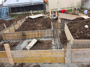Plantation d'armatures et coffrage des poutres de fondation pour une maison métallique thumbnail