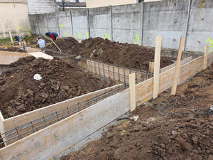 Plantation d'armatures et coffrage des poutres de fondation pour une maison métallique thumbnail