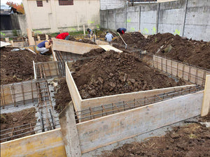 Plantation d'armatures et coffrage des poutres de fondation pour une maison métallique thumbnail