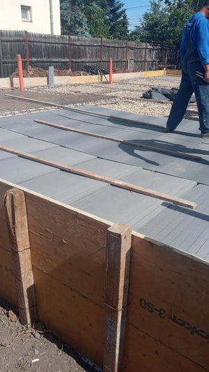 Plantation de fer pour la plaque de niveau zéro au-dessus du sol pour une maison de plain-pied en cours de construction thumbnail