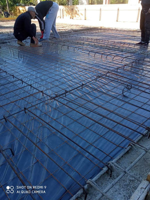 Plantation de fer pour la plaque de niveau zéro au-dessus du sol pour une maison de plain-pied en cours de construction thumbnail