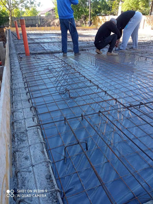 Plantation de fer pour la plaque de niveau zéro au-dessus du sol pour une maison de plain-pied en cours de construction thumbnail