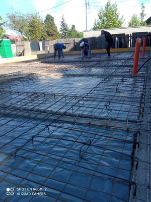 Plantation de fer pour la plaque de niveau zéro au-dessus du sol pour une maison de plain-pied en cours de construction thumbnail