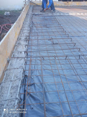 Plantation de fer pour la plaque de niveau zéro au-dessus du sol pour une maison de plain-pied en cours de construction thumbnail