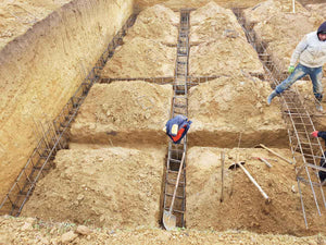 Plantation de poutres dans la tranchée pour un projet de restaurant de 620 mètres carrés dans le département de Brasov thumbnail