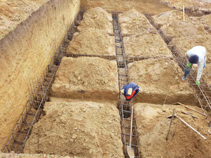 Plantation de poutres dans la tranchée pour un projet de restaurant de 620 mètres carrés dans le département de Brasov thumbnail
