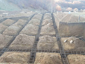Plantation de poutres dans la tranchée pour un projet de restaurant de 620 mètres carrés dans le département de Brasov thumbnail
