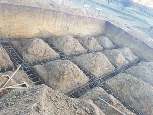 Plantation de poutres dans la tranchée pour un projet de restaurant de 620 mètres carrés dans le département de Brasov thumbnail
