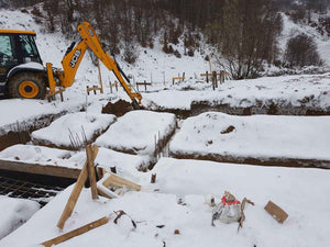 Plantation de poutres dans la tranchée pour un projet de restaurant de 620 mètres carrés dans le département de Brasov thumbnail