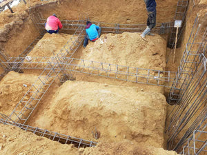 Plantation de poutres dans la tranchée pour un projet de restaurant de 620 mètres carrés dans le département de Brasov thumbnail