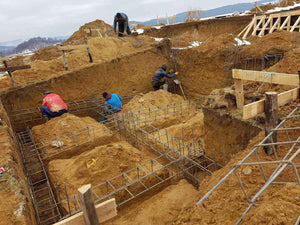 Plantation de poutres dans la tranchée pour un projet de restaurant de 620 mètres carrés dans le département de Brasov thumbnail