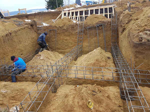 Plantation de poutres dans la tranchée pour un projet de restaurant de 620 mètres carrés dans le département de Brasov thumbnail