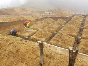 Plantation de poutres dans la tranchée pour un projet de restaurant de 620 mètres carrés dans le département de Brasov thumbnail