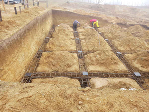 Plantation de poutres dans la tranchée pour un projet de restaurant de 620 mètres carrés dans le département de Brasov thumbnail
