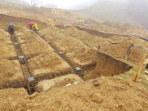 Plantation de poutres dans la tranchée pour un projet de restaurant de 620 mètres carrés dans le département de Brasov thumbnail