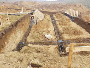 Plantation de poutres dans la tranchée pour un projet de restaurant de 620 mètres carrés dans le département de Brasov thumbnail