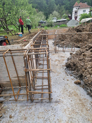 Plantation et coffrage de l'armature des poutres de fondation pour une maison métallique de 206 mètres carrés thumbnail