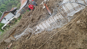 Plantation et coffrage de l'armature des poutres de fondation pour une maison métallique de 206 mètres carrés thumbnail