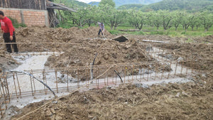 Plantation et coffrage de l'armature des poutres de fondation pour une maison métallique de 206 mètres carrés thumbnail