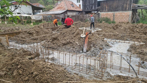 Plantation et coffrage de l'armature des poutres de fondation pour une maison métallique de 206 mètres carrés thumbnail