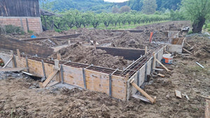 Plantation et coffrage de l'armature des poutres de fondation pour une maison métallique de 206 mètres carrés thumbnail