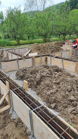 Plantation et coffrage de l'armature des poutres de fondation pour une maison métallique de 206 mètres carrés thumbnail