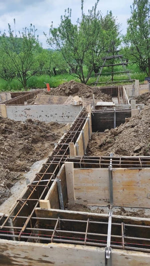 Plantation et coffrage de l'armature des poutres de fondation pour une maison métallique de 206 mètres carrés thumbnail
