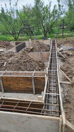 Plantation et coffrage de l'armature des poutres de fondation pour une maison métallique de 206 mètres carrés thumbnail