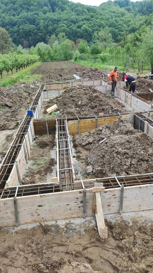 Plantation et coffrage de l'armature des poutres de fondation pour une maison métallique de 206 mètres carrés thumbnail