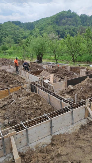 Plantation et coffrage de l'armature des poutres de fondation pour une maison métallique de 206 mètres carrés thumbnail