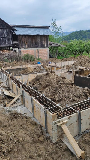 Plantation et coffrage de l'armature des poutres de fondation pour une maison métallique de 206 mètres carrés thumbnail
