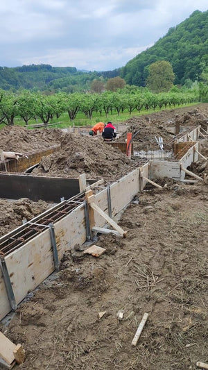 Plantation et coffrage de l'armature des poutres de fondation pour une maison métallique de 206 mètres carrés thumbnail