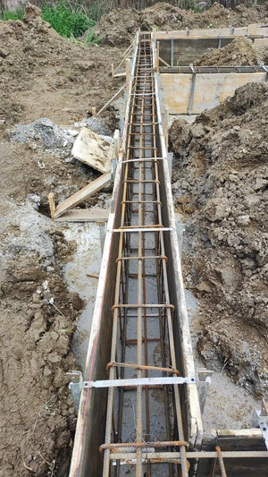 Plantation et coffrage de l'armature des poutres de fondation pour une maison métallique de 206 mètres carrés thumbnail