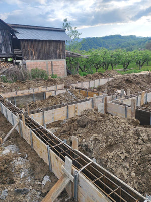 Plantation et coffrage de l'armature des poutres de fondation pour une maison métallique de 206 mètres carrés thumbnail