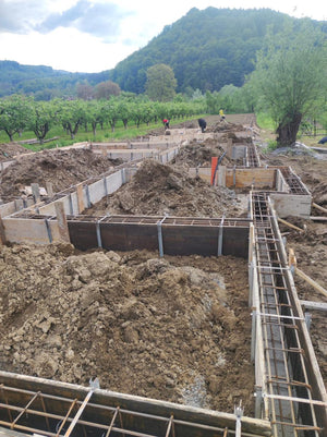 Plantation et coffrage de l'armature des poutres de fondation pour une maison métallique de 206 mètres carrés thumbnail