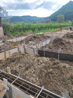 Plantation et coffrage de l'armature des poutres de fondation pour une maison métallique de 206 mètres carrés thumbnail