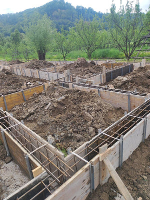 Plantation et coffrage de l'armature des poutres de fondation pour une maison métallique de 206 mètres carrés thumbnail