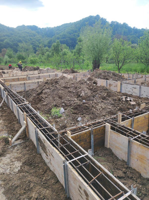 Plantation et coffrage de l'armature des poutres de fondation pour une maison métallique de 206 mètres carrés thumbnail