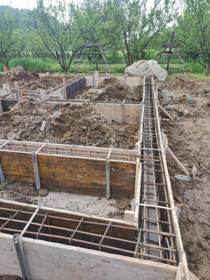 Plantation et coffrage de l'armature des poutres de fondation pour une maison métallique de 206 mètres carrés thumbnail