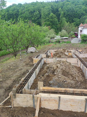 Plantation et coffrage de l'armature des poutres de fondation pour une maison métallique de 206 mètres carrés thumbnail