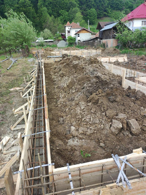Plantation et coffrage de l'armature des poutres de fondation pour une maison métallique de 206 mètres carrés thumbnail