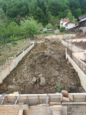 Plantation et coffrage de l'armature des poutres de fondation pour une maison métallique de 206 mètres carrés thumbnail